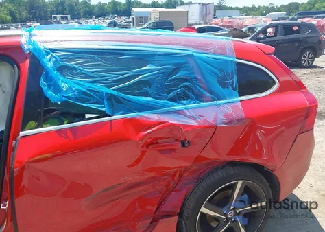 2015 Volvo V60 T6 R-Design z USA, uszkodzony, nr VIN YV1902SP7F1221377